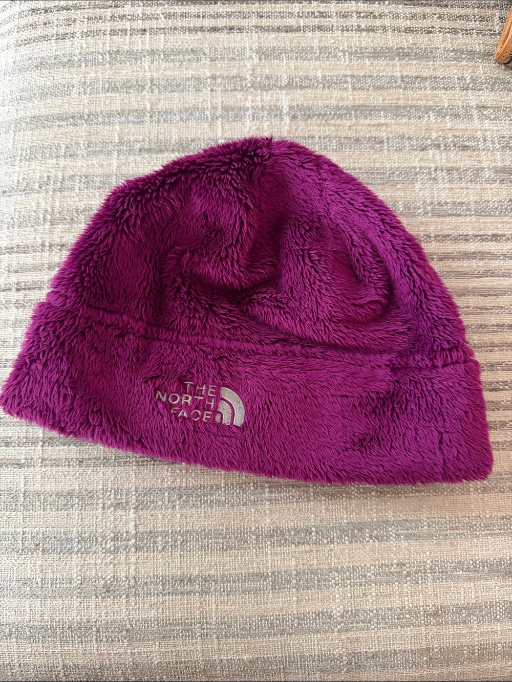 The North Face Kids Fleece Beanie in Berry Purple